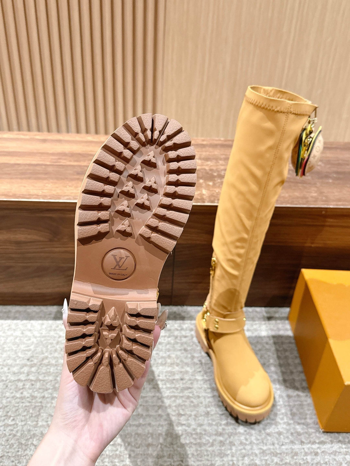 Schwarzer kniehoher Stiefel mit Lederbesatz – Damen