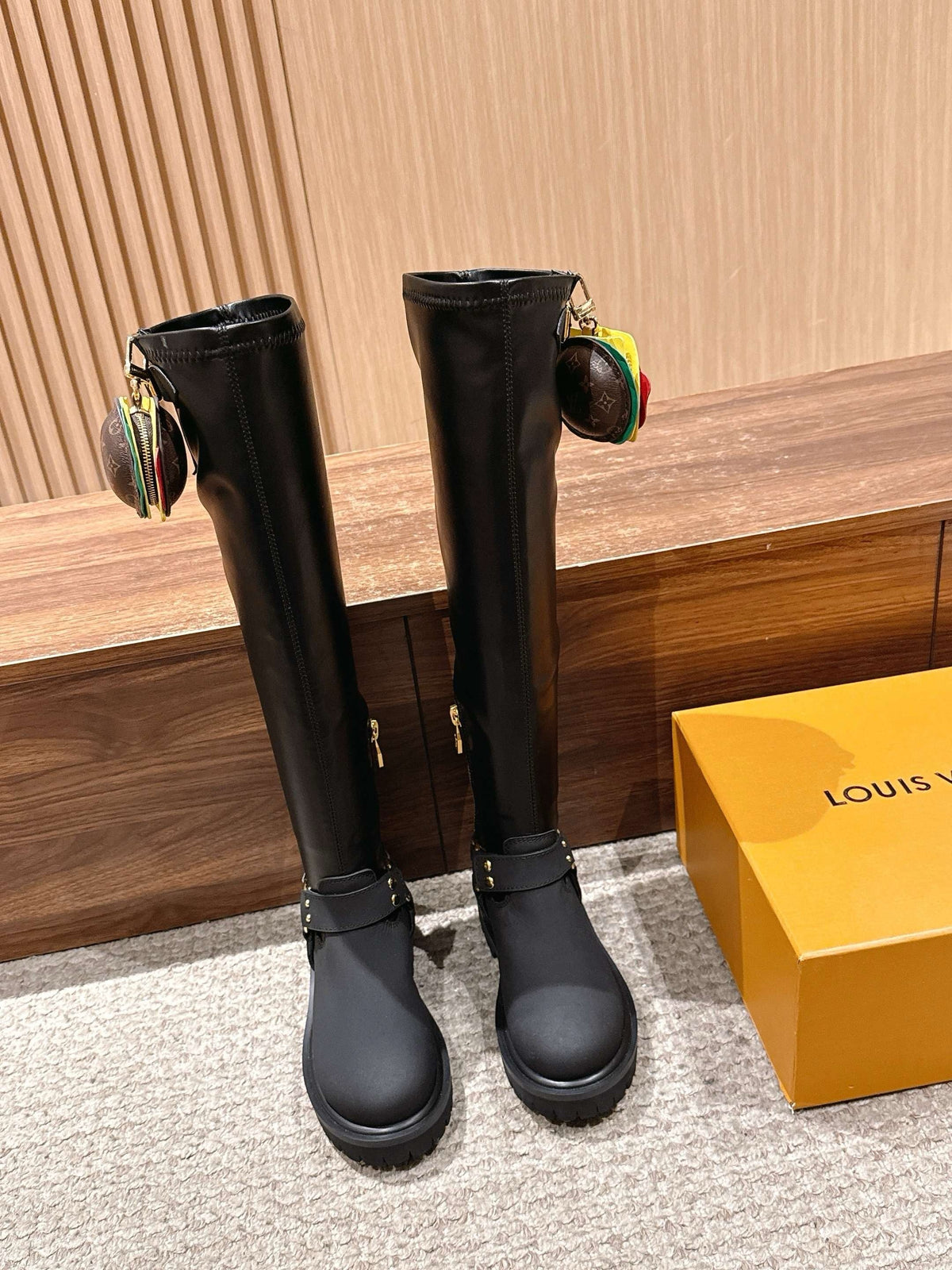 Schwarzer kniehoher Stiefel mit Lederbesatz – Damen