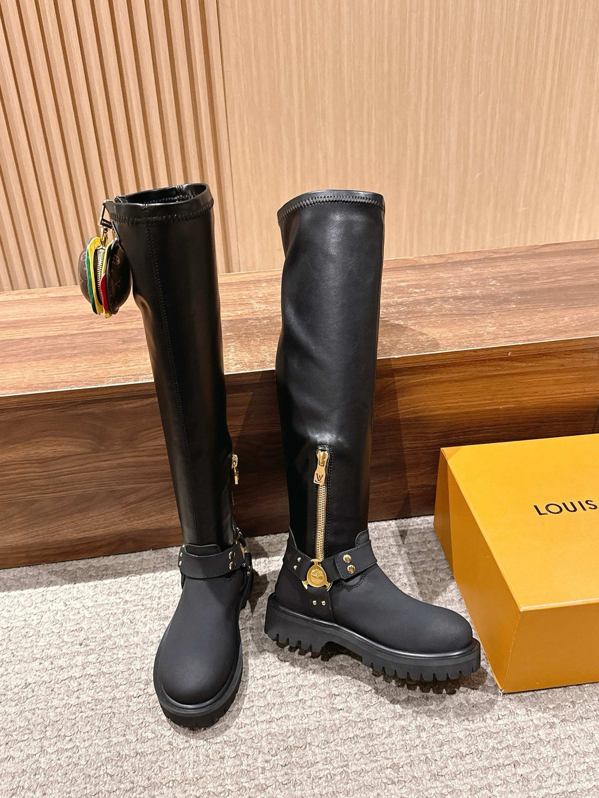 Schwarzer kniehoher Stiefel mit Lederbesatz – Damen