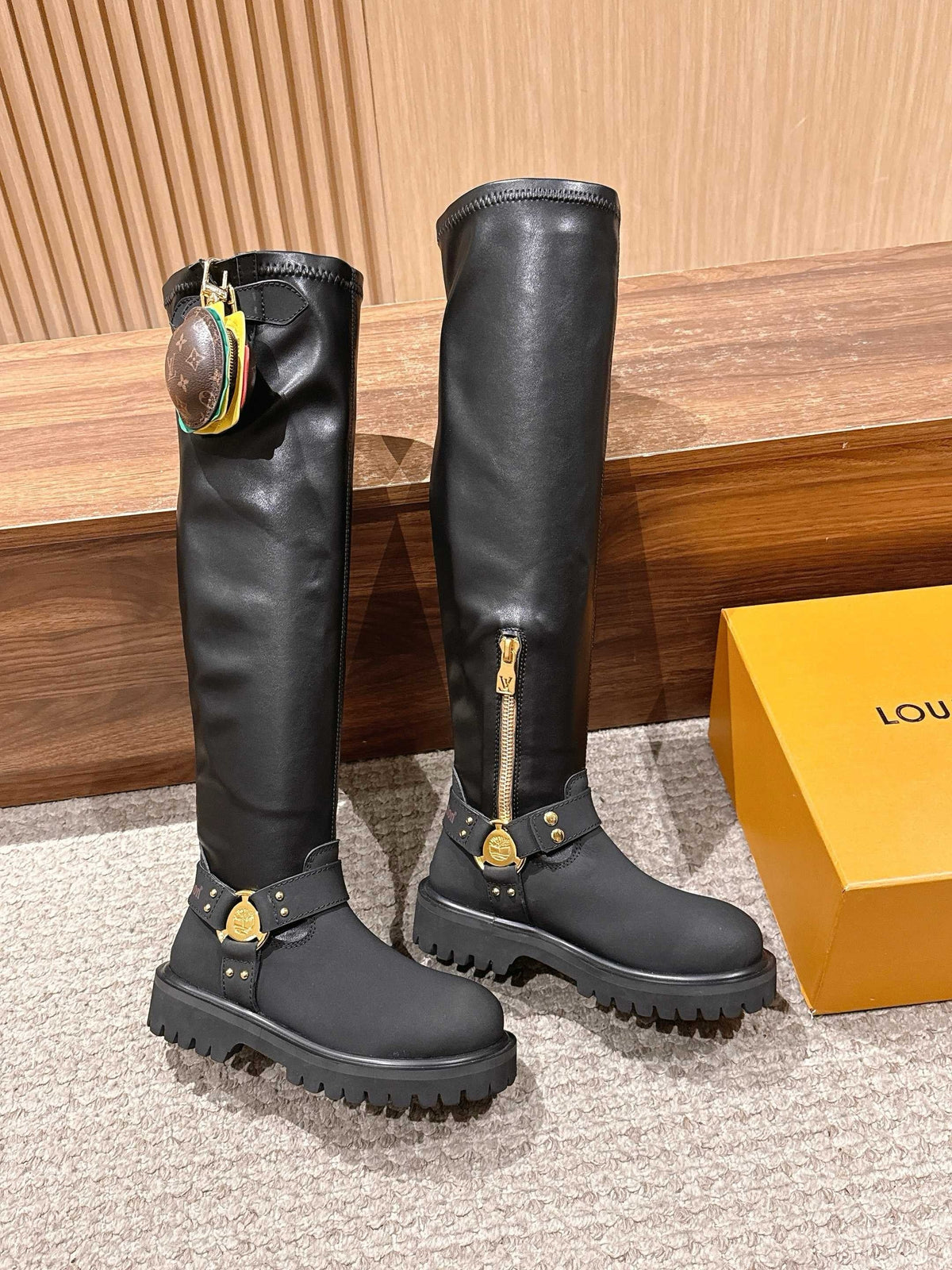 Schwarzer kniehoher Stiefel mit Lederbesatz – Damen