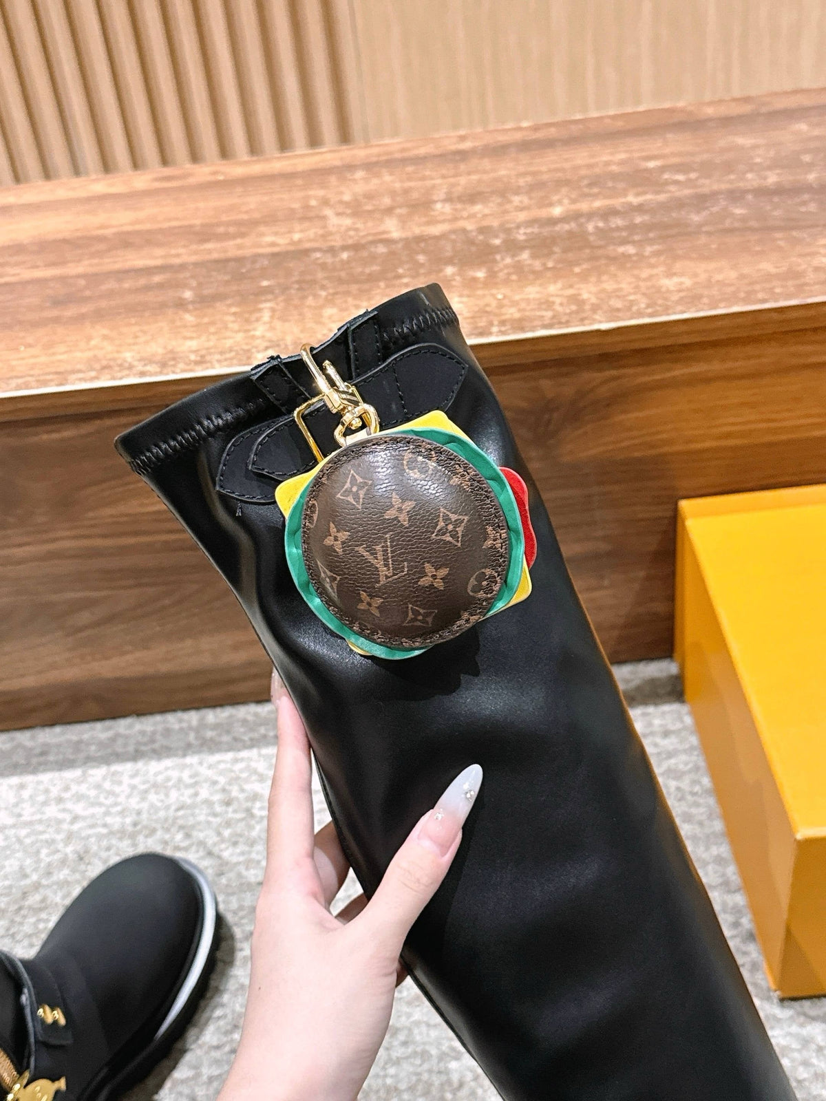 Schwarzer kniehoher Stiefel mit Lederbesatz – Damen