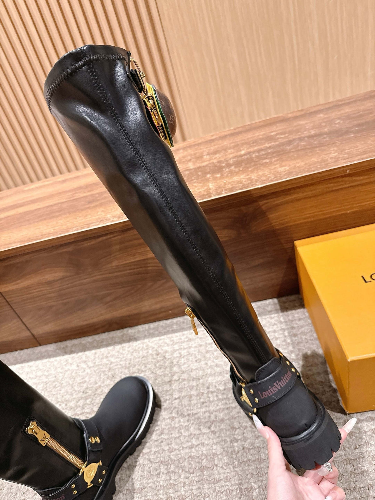 Schwarzer kniehoher Stiefel mit Lederbesatz – Damen