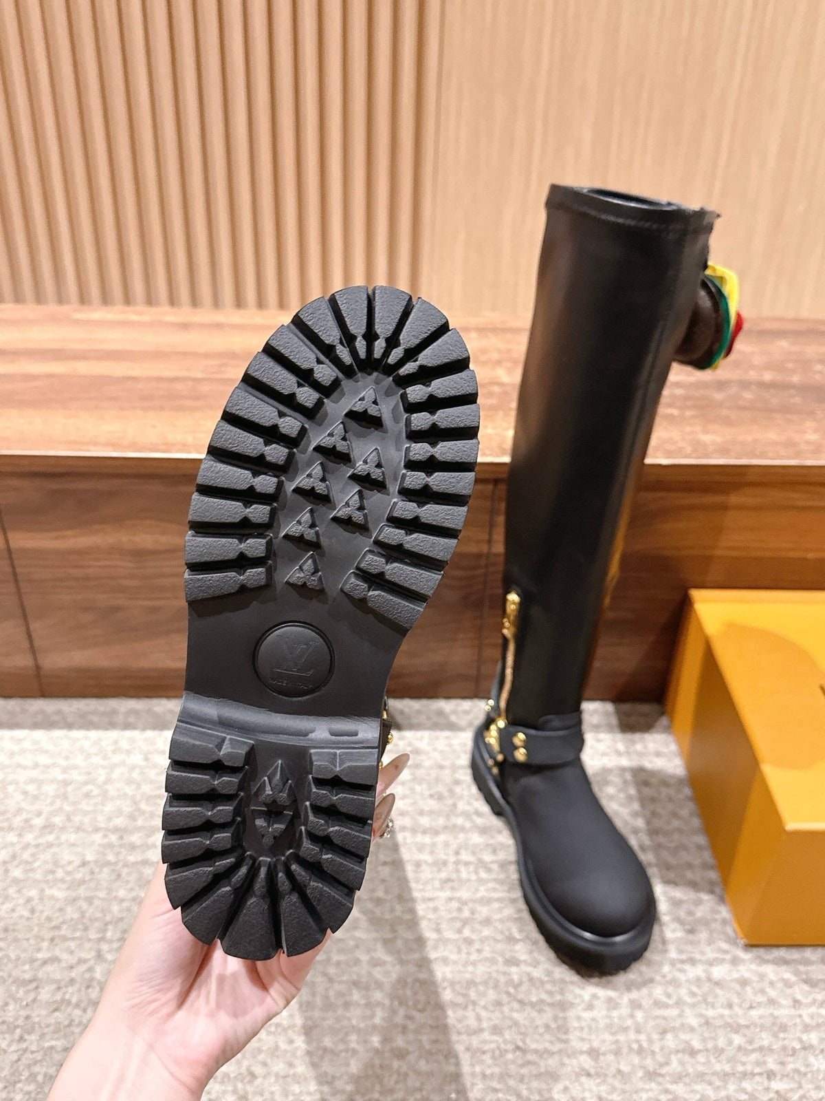 Schwarzer kniehoher Stiefel mit Lederbesatz – Damen