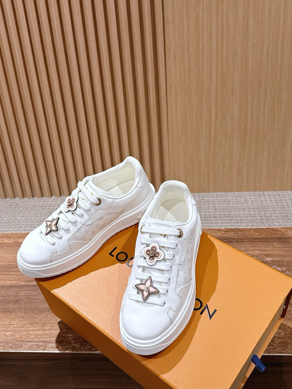 Schwarze Leder-Monogramm-Low-Top-Sneaker – Damen