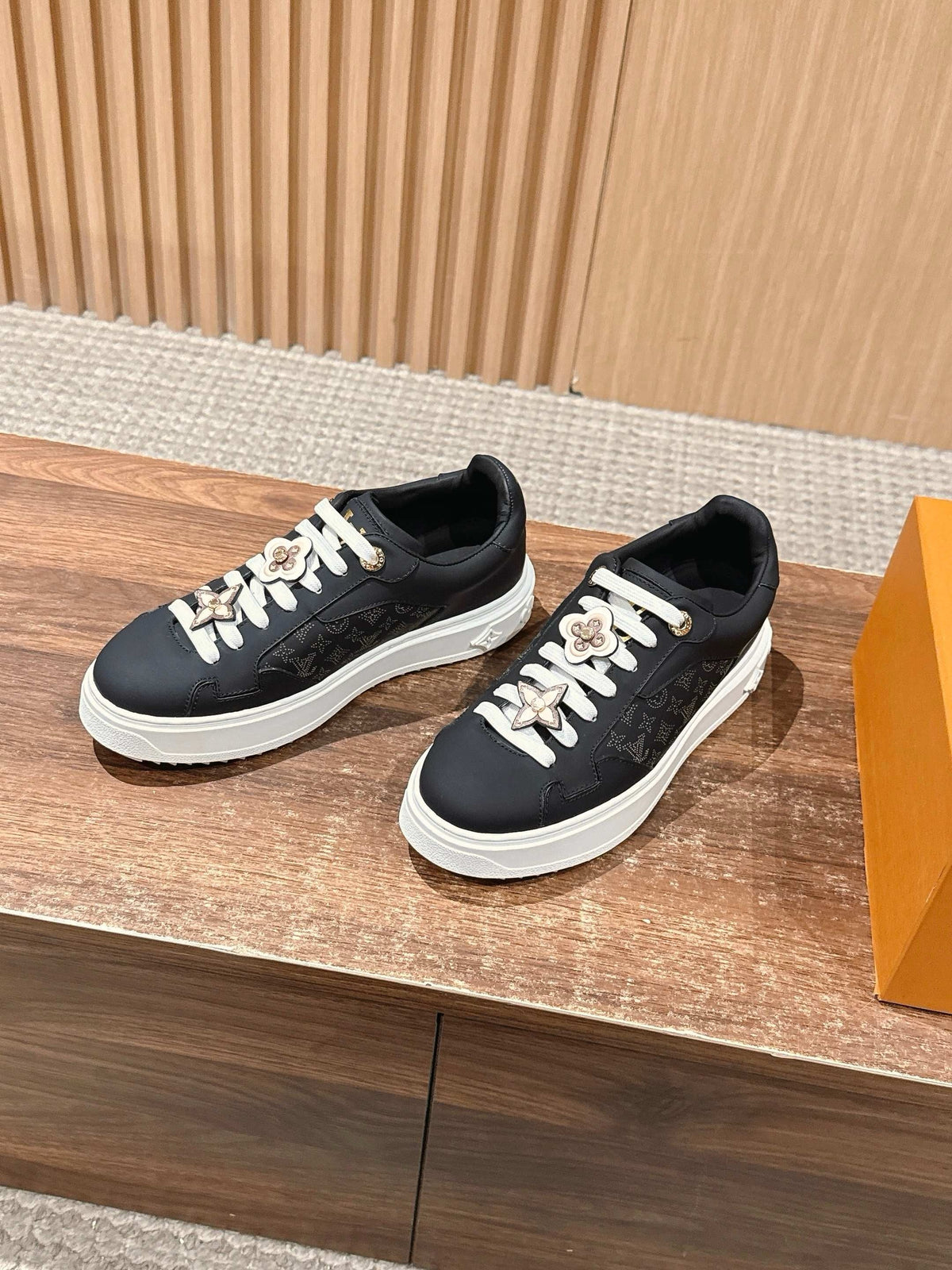 Schwarze Leder-Monogramm-Low-Top-Sneaker – Damen