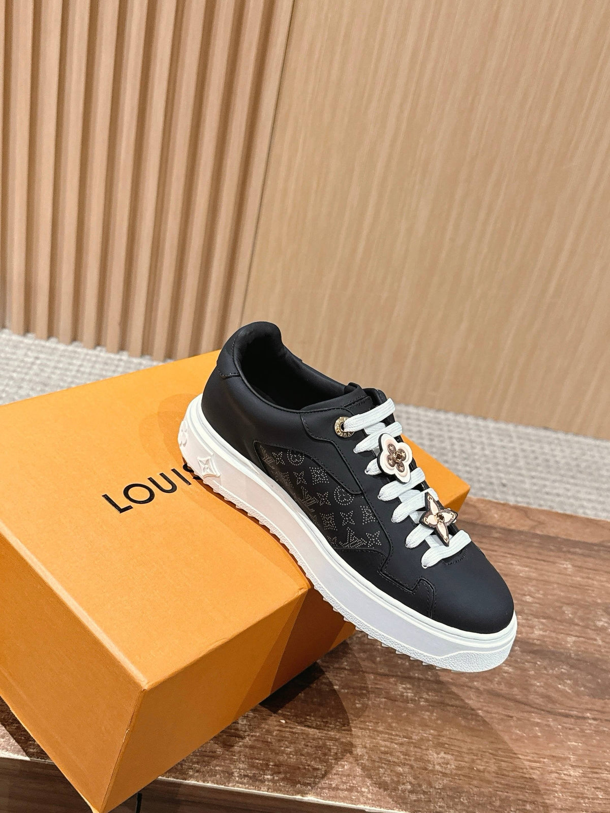 Schwarze Leder-Monogramm-Low-Top-Sneaker – Damen