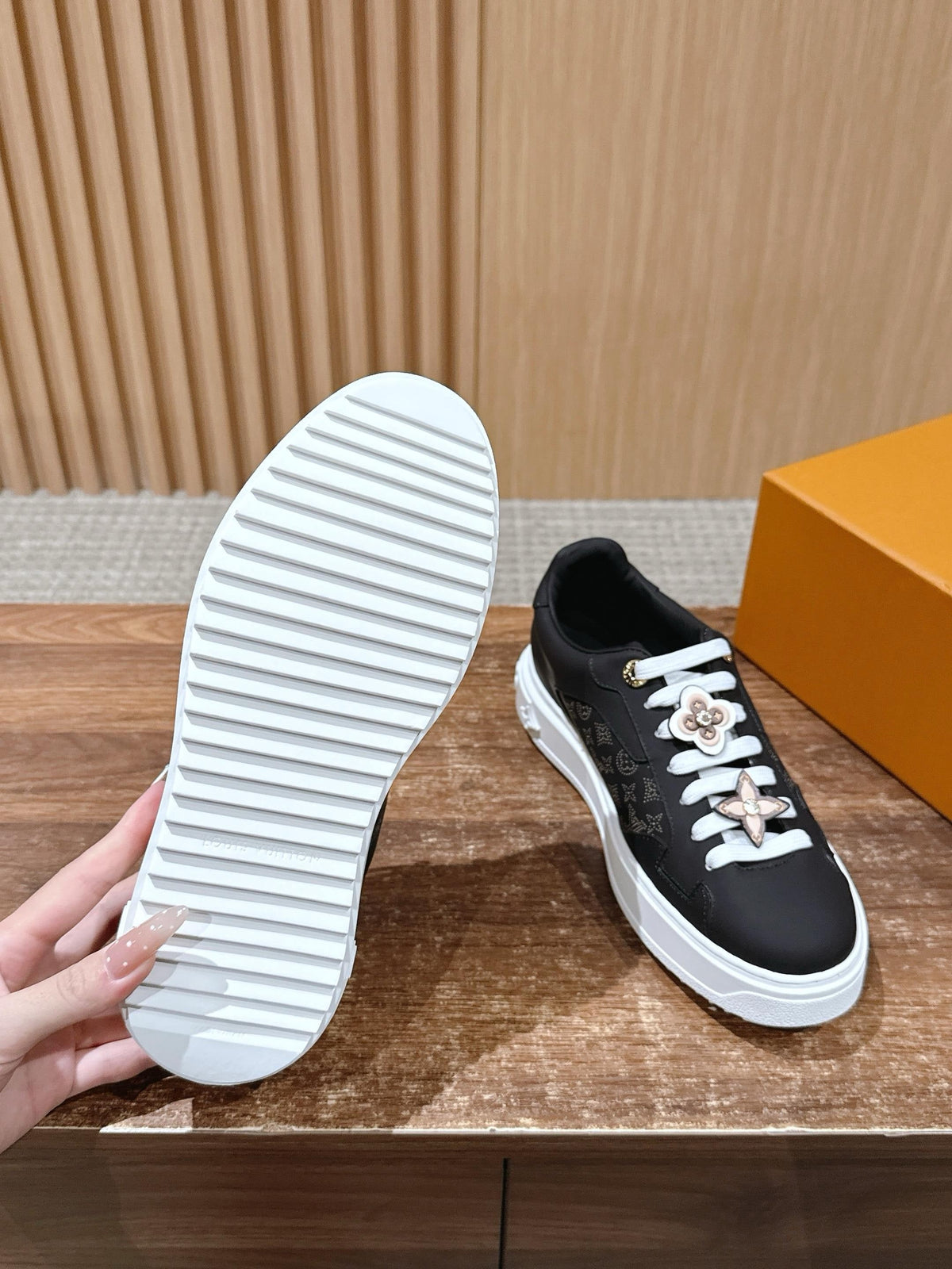 Schwarze Leder-Monogramm-Low-Top-Sneaker – Damen