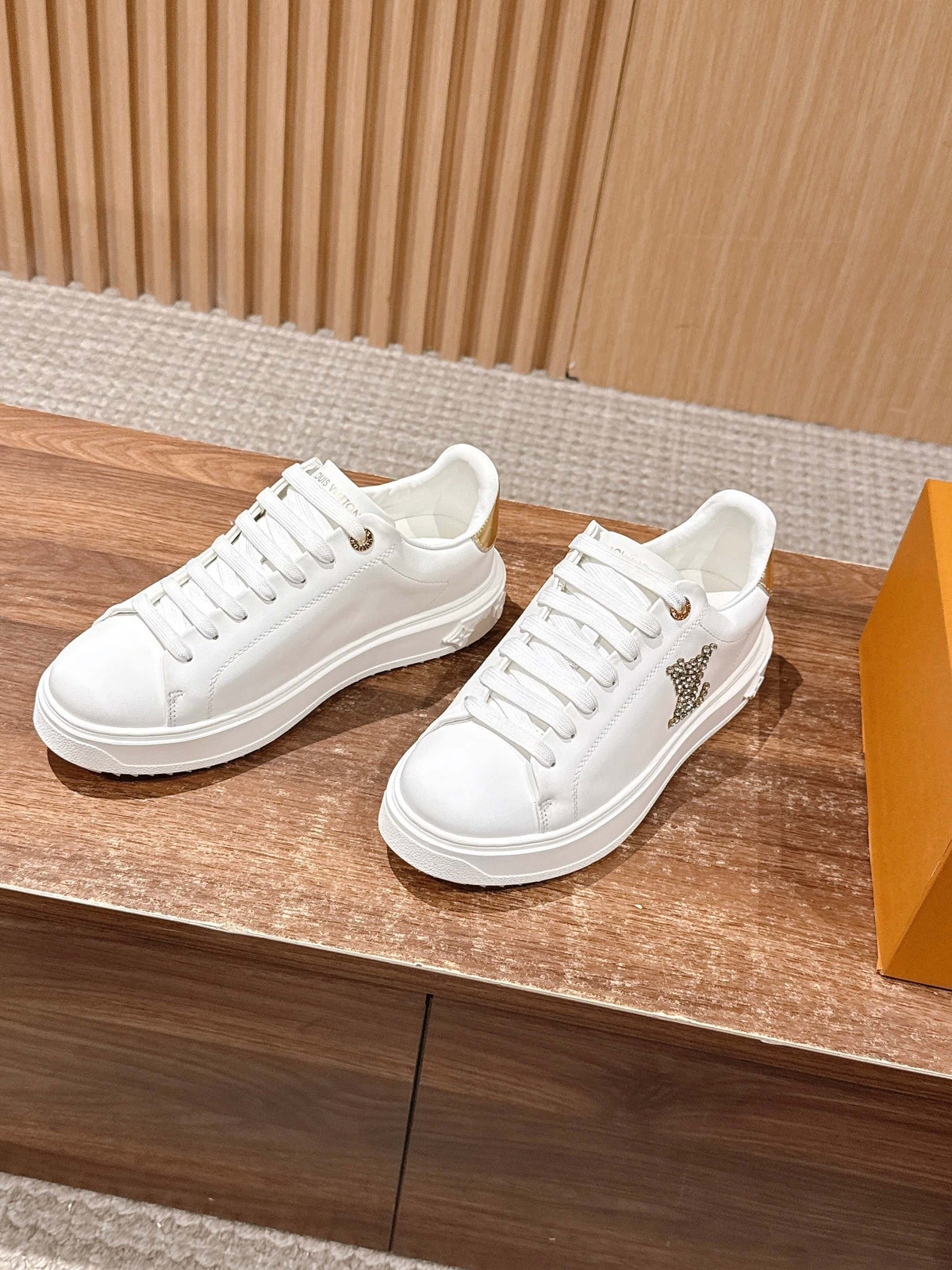 Weißer Low-Top mit Monogramm-Zehenkappe aus Leder – Damen
