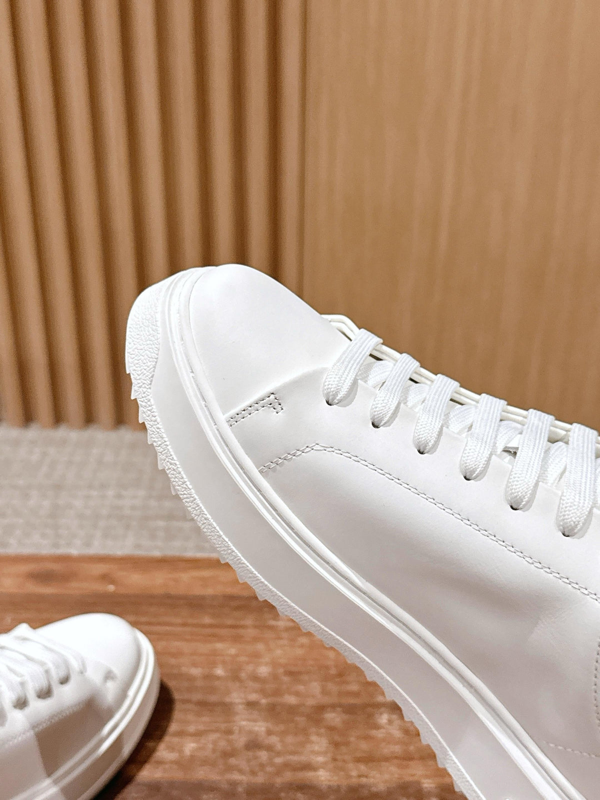 Weißer Low-Top mit Monogramm-Zehenkappe aus Leder – Damen