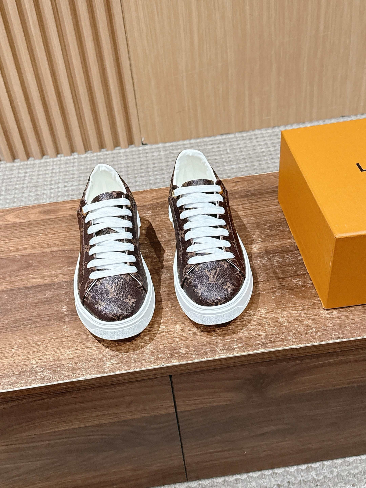 Weißer Low-Top mit Monogramm-Zehenkappe aus Leder – Damen