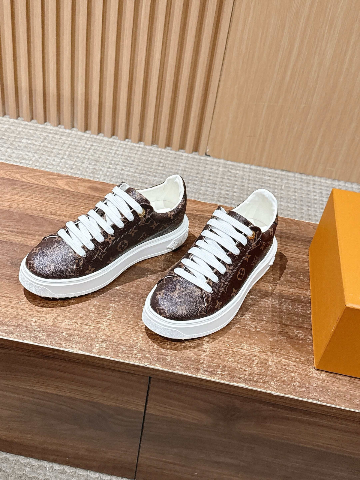 Weißer Low-Top mit Monogramm-Zehenkappe aus Leder – Damen
