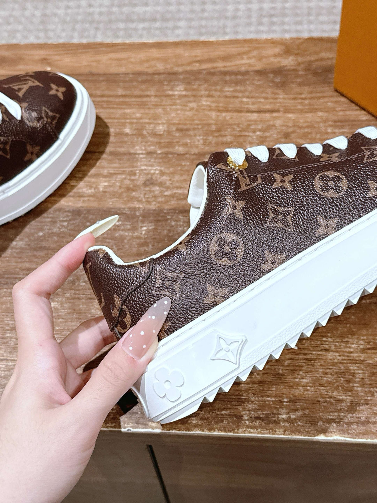 Weißer Low-Top mit Monogramm-Zehenkappe aus Leder – Damen