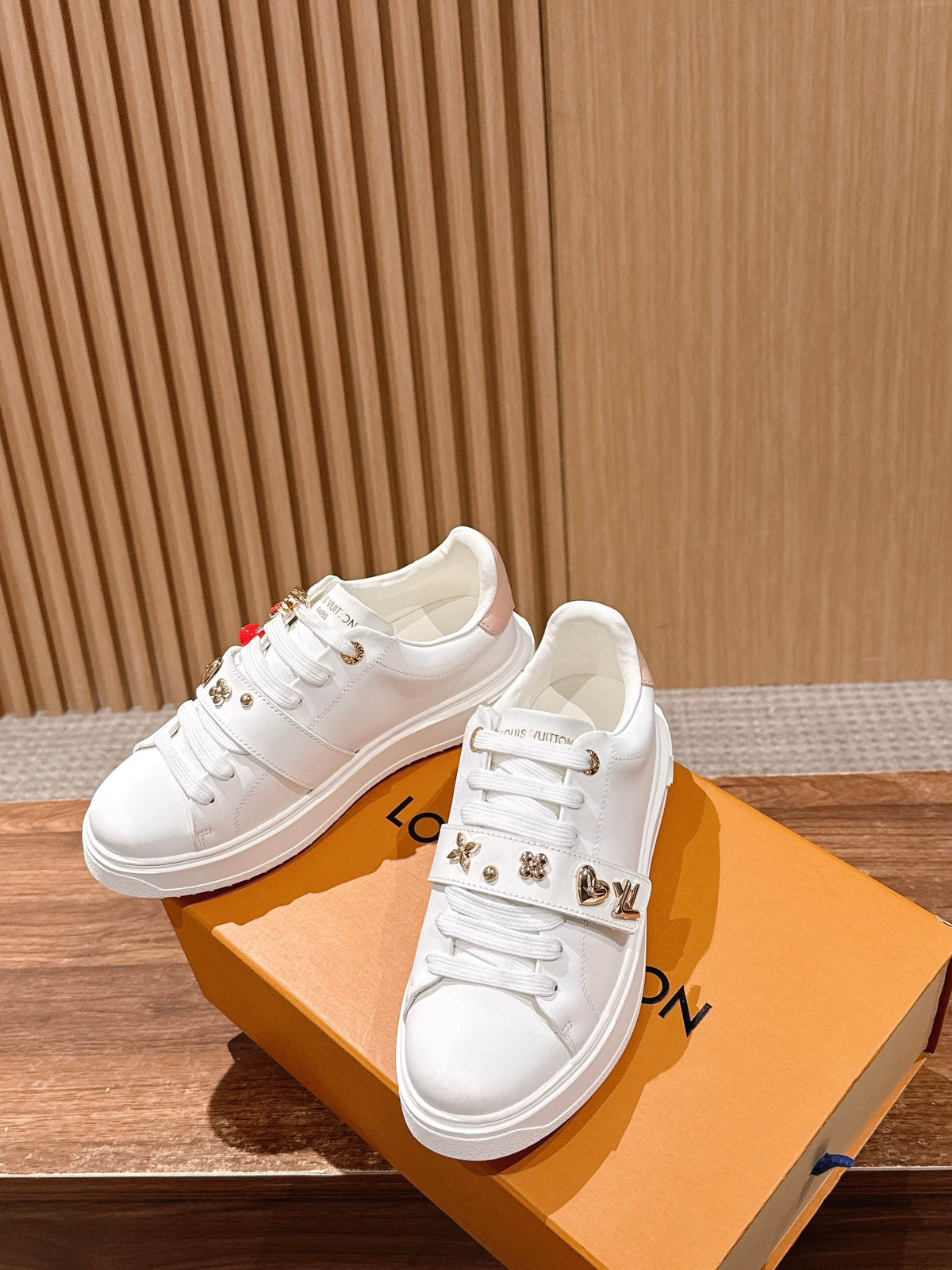 Schwarze Plateau-Schuhe aus Leder mit Verzierungen – Damen