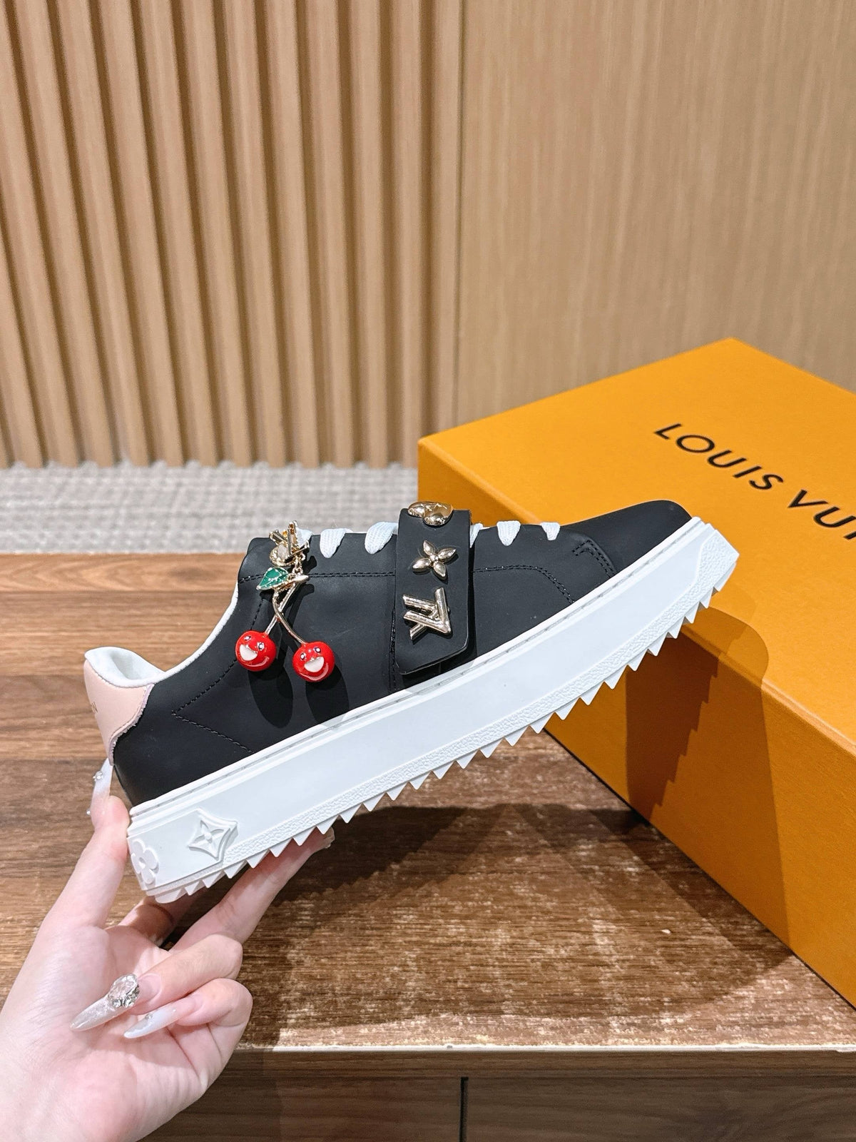 Schwarze Plateau-Schuhe aus Leder mit Verzierungen – Damen