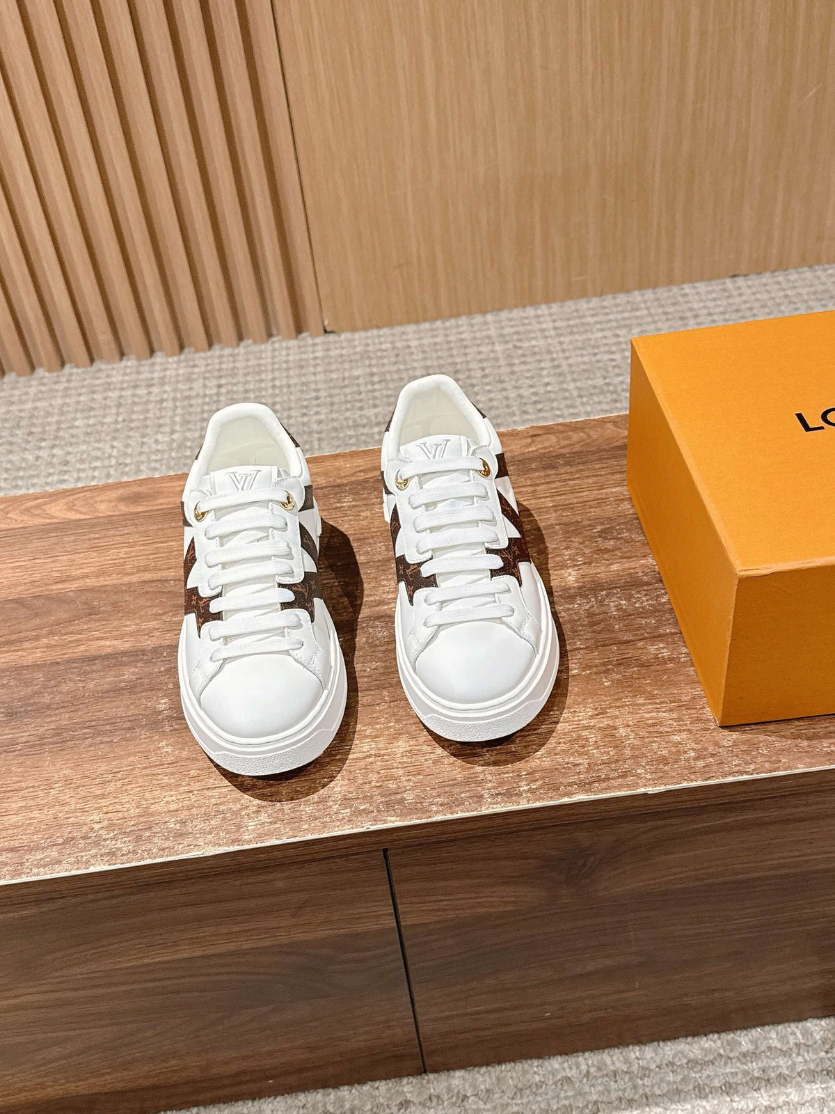 Schwarze Low-Top-Sneaker aus Leder mit Monogramm – Damen