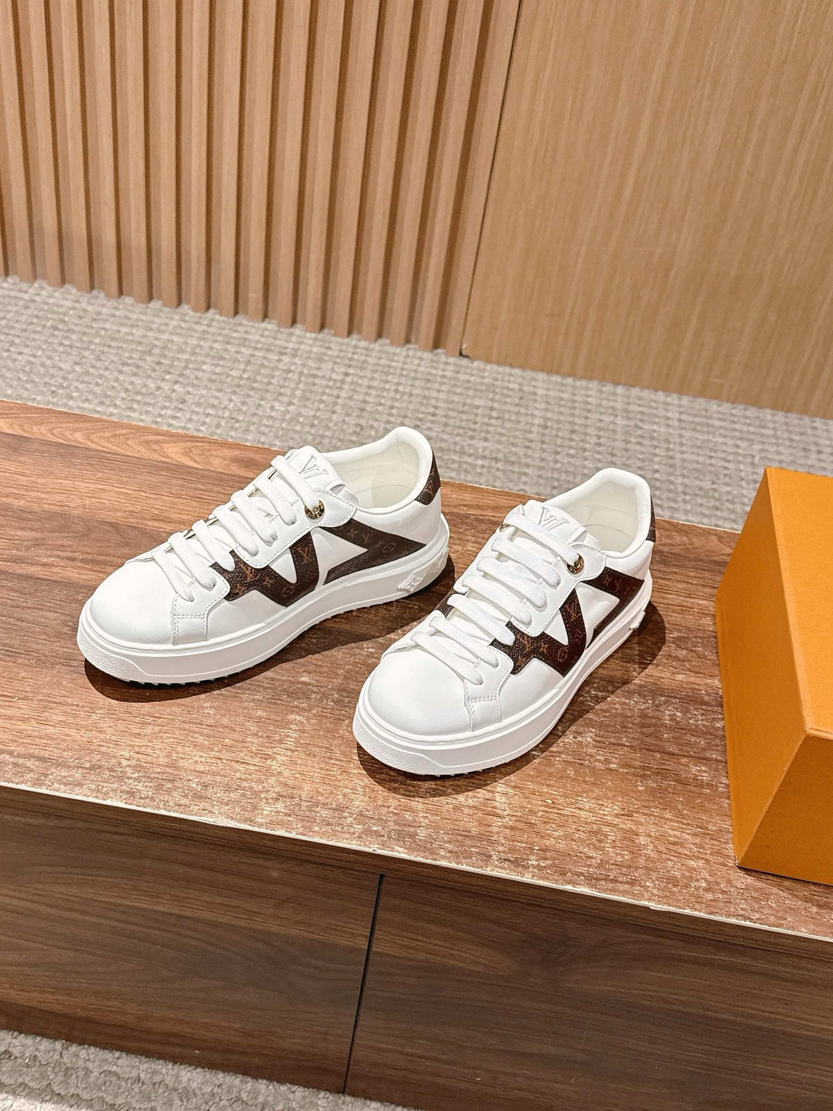 Schwarze Low-Top-Sneaker aus Leder mit Monogramm – Damen