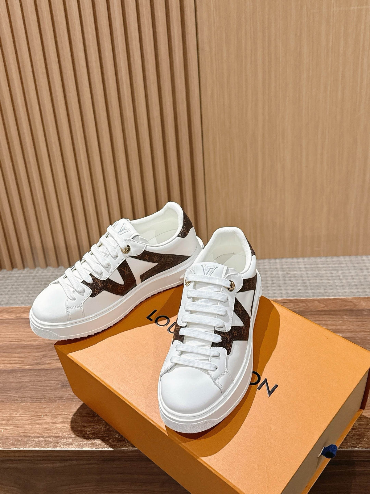 Schwarze Low-Top-Sneaker aus Leder mit Monogramm – Damen