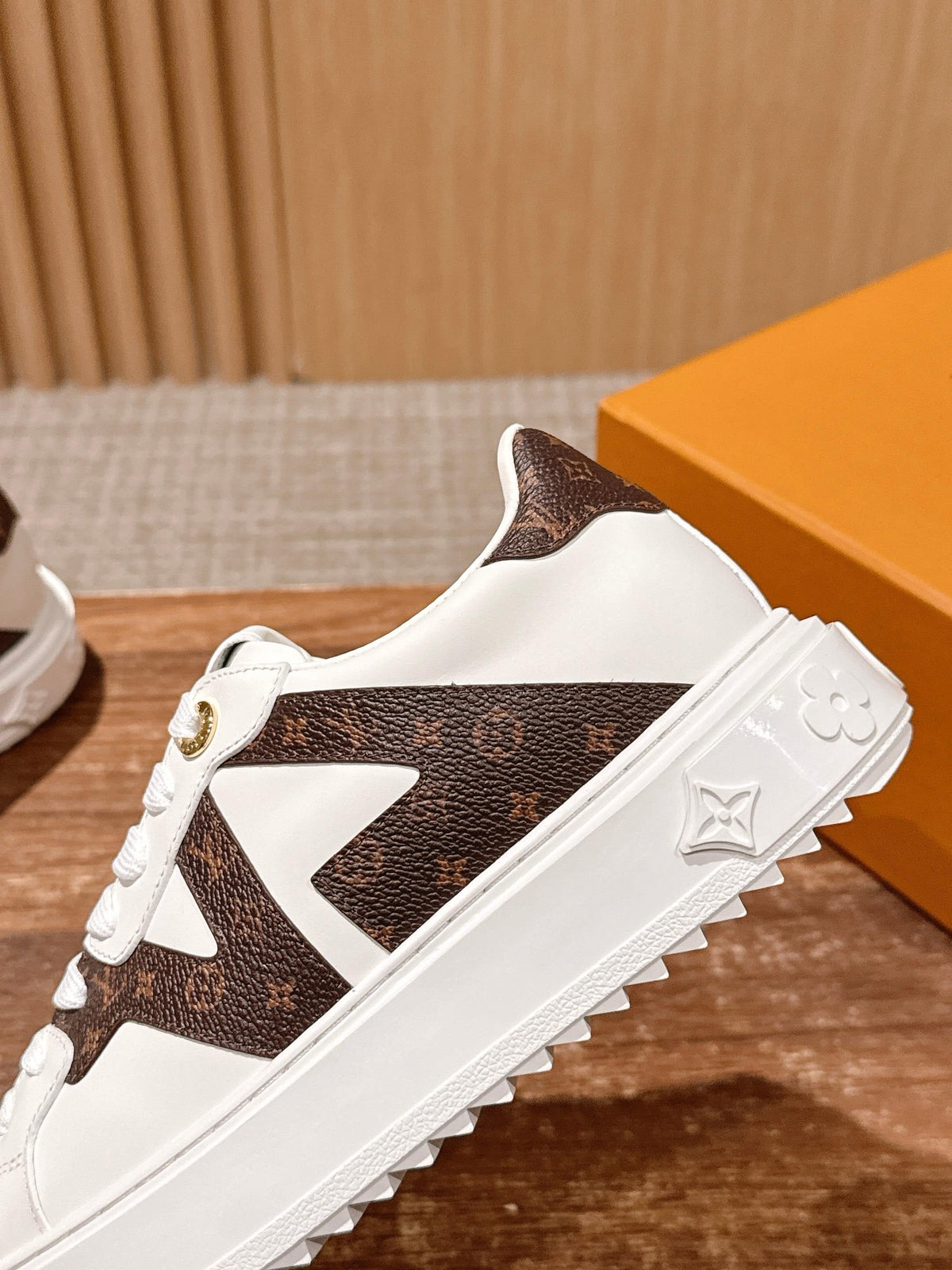 Schwarze Low-Top-Sneaker aus Leder mit Monogramm – Damen