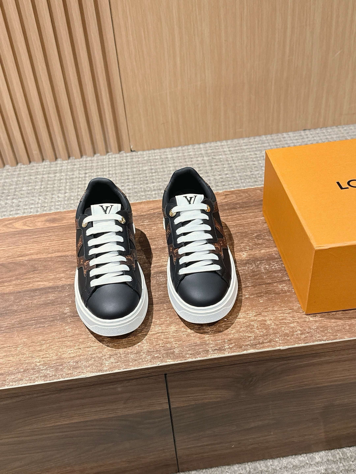 Schwarze Low-Top-Sneaker aus Leder mit Monogramm – Damen