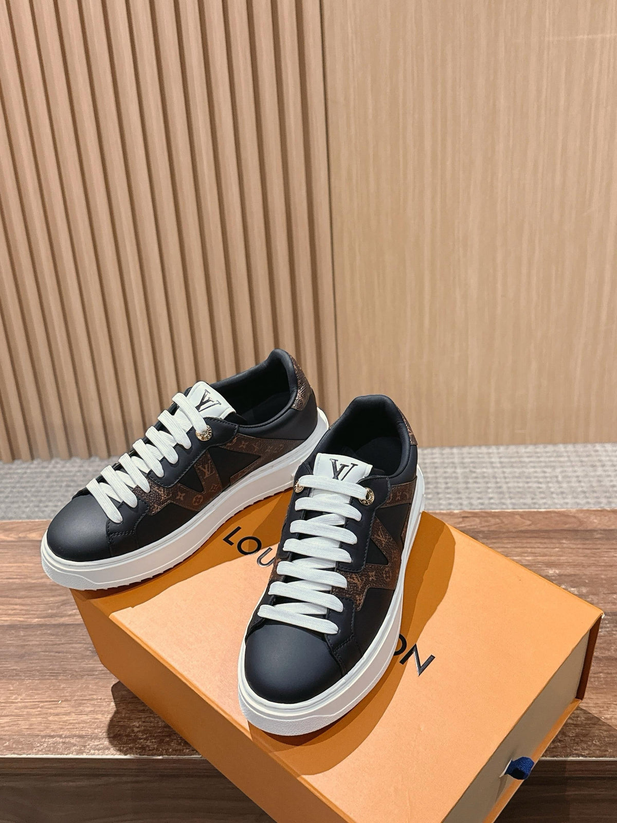 Schwarze Low-Top-Sneaker aus Leder mit Monogramm – Damen