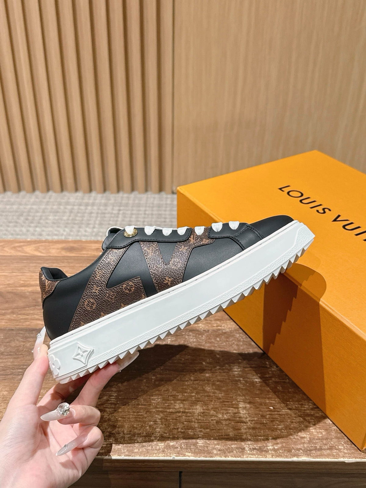 Schwarze Low-Top-Sneaker aus Leder mit Monogramm – Damen
