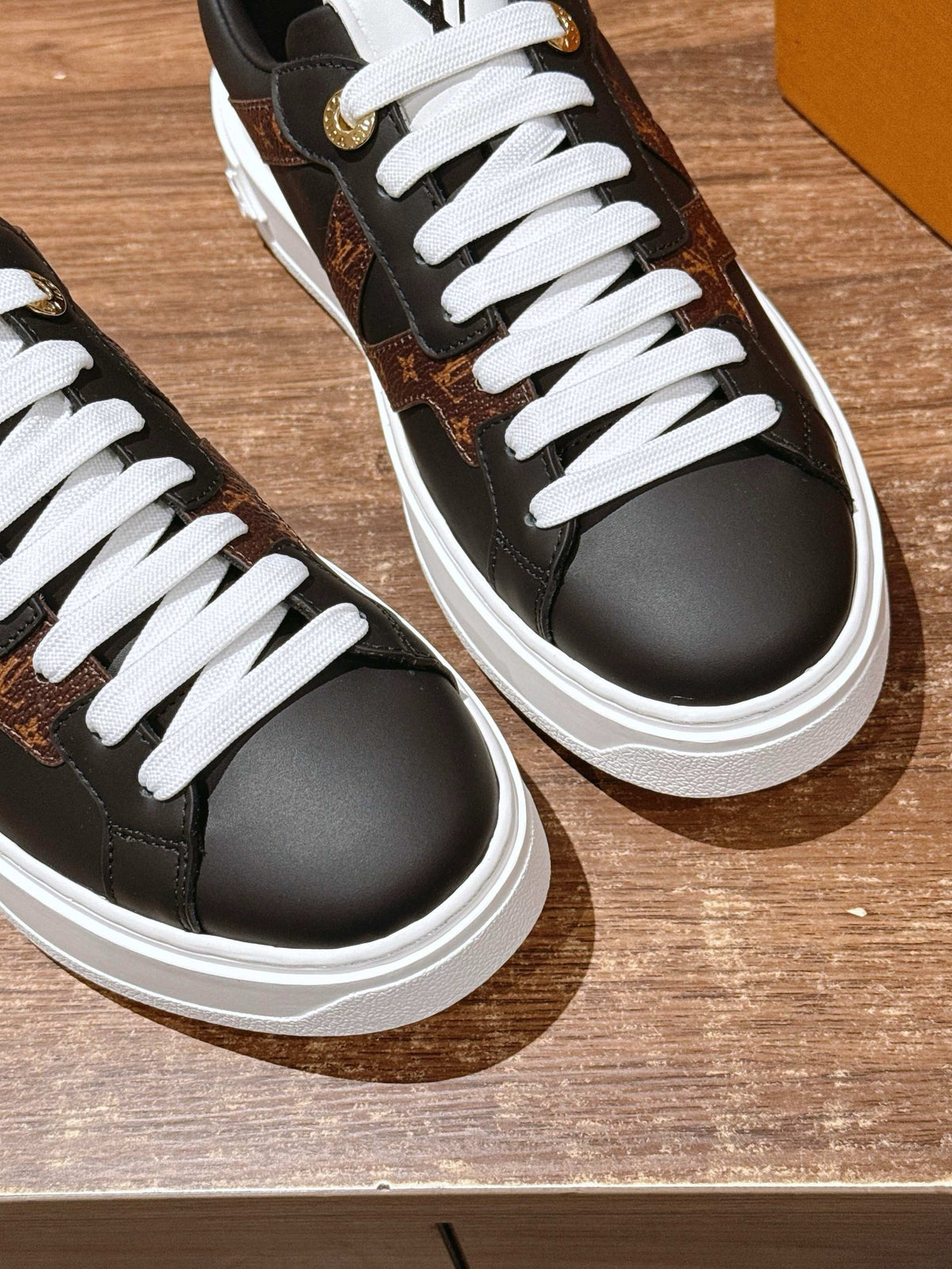 Schwarze Low-Top-Sneaker aus Leder mit Monogramm – Damen