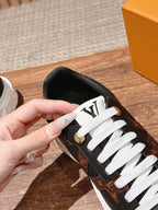 Schwarze Low-Top-Sneaker aus Leder mit Monogramm – Damen