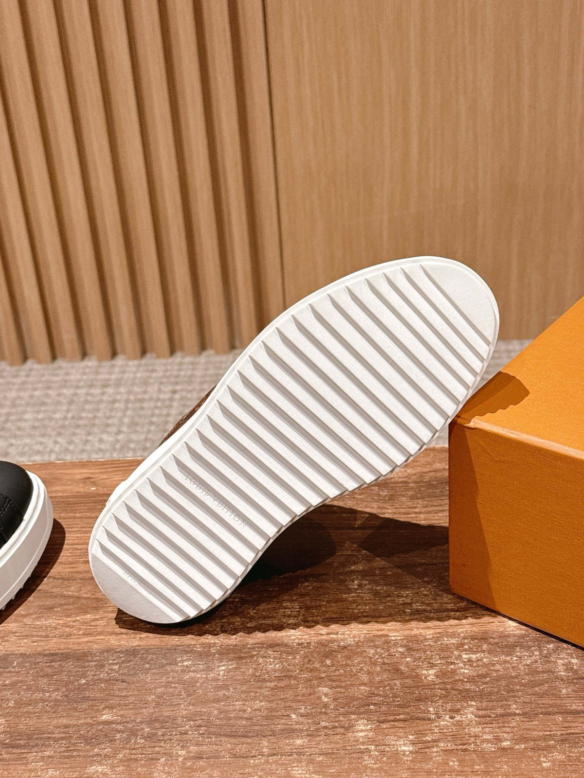 Schwarze Low-Top-Sneaker aus Leder mit Monogramm – Damen