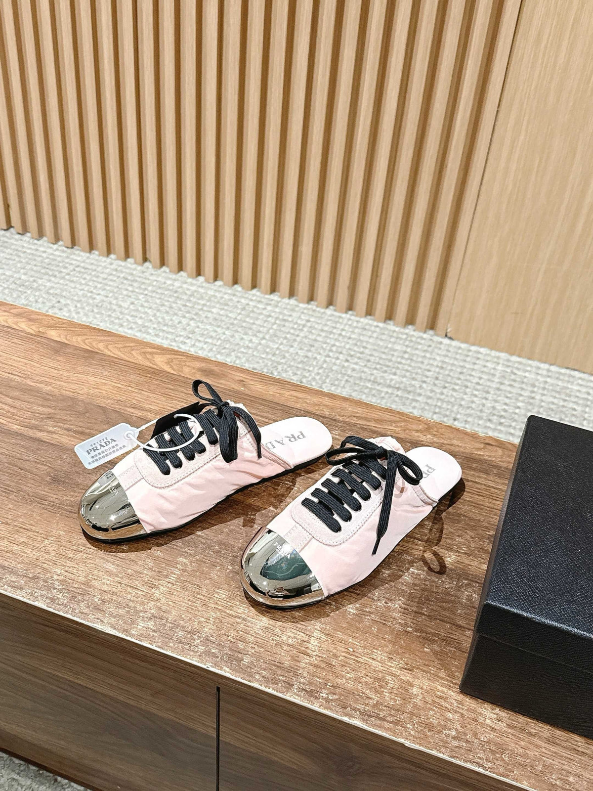 Niedrige Sneaker mit rosafarbenem Leder und Metallkappe – Damen