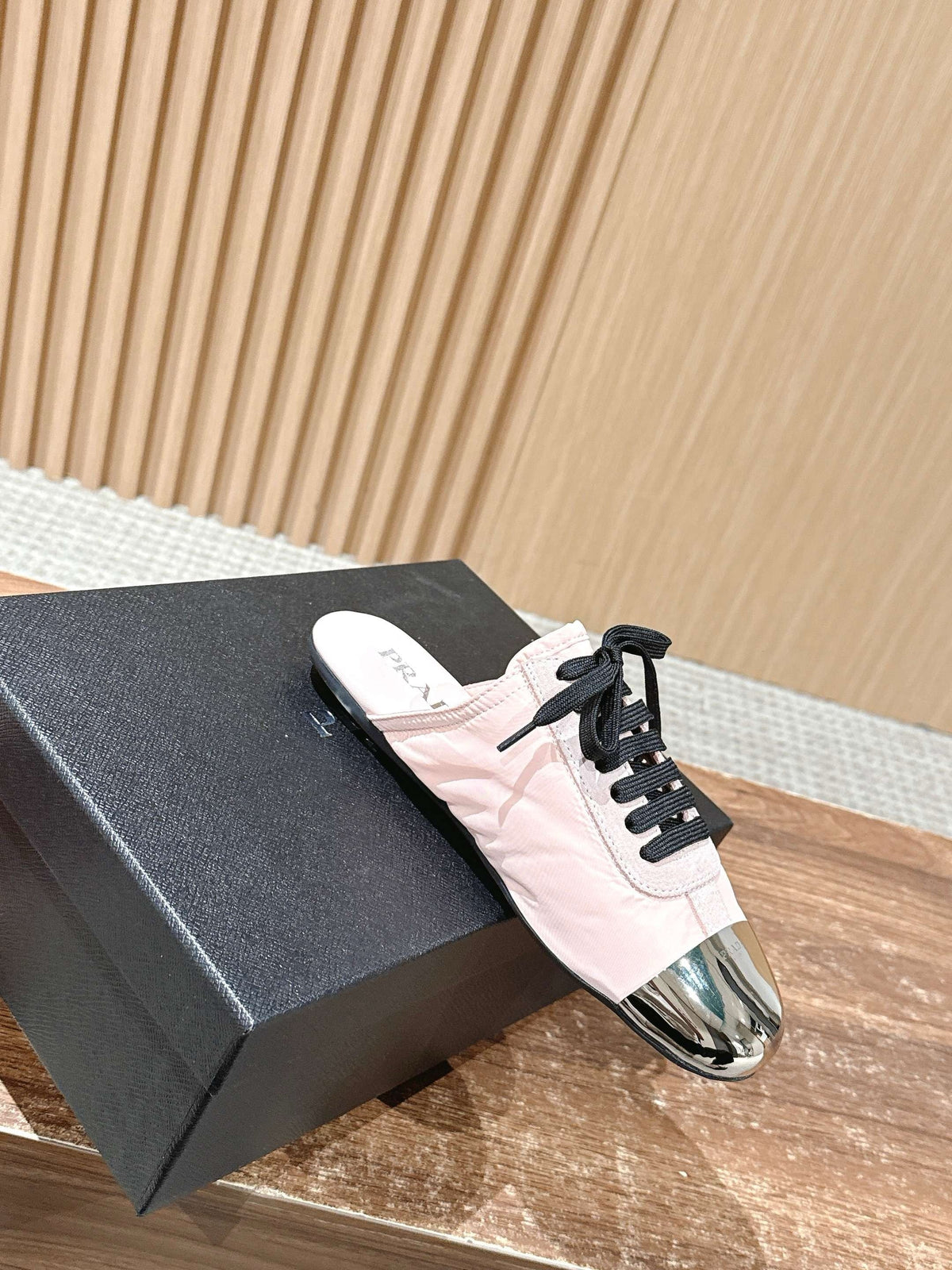 Niedrige Sneaker mit rosafarbenem Leder und Metallkappe – Damen