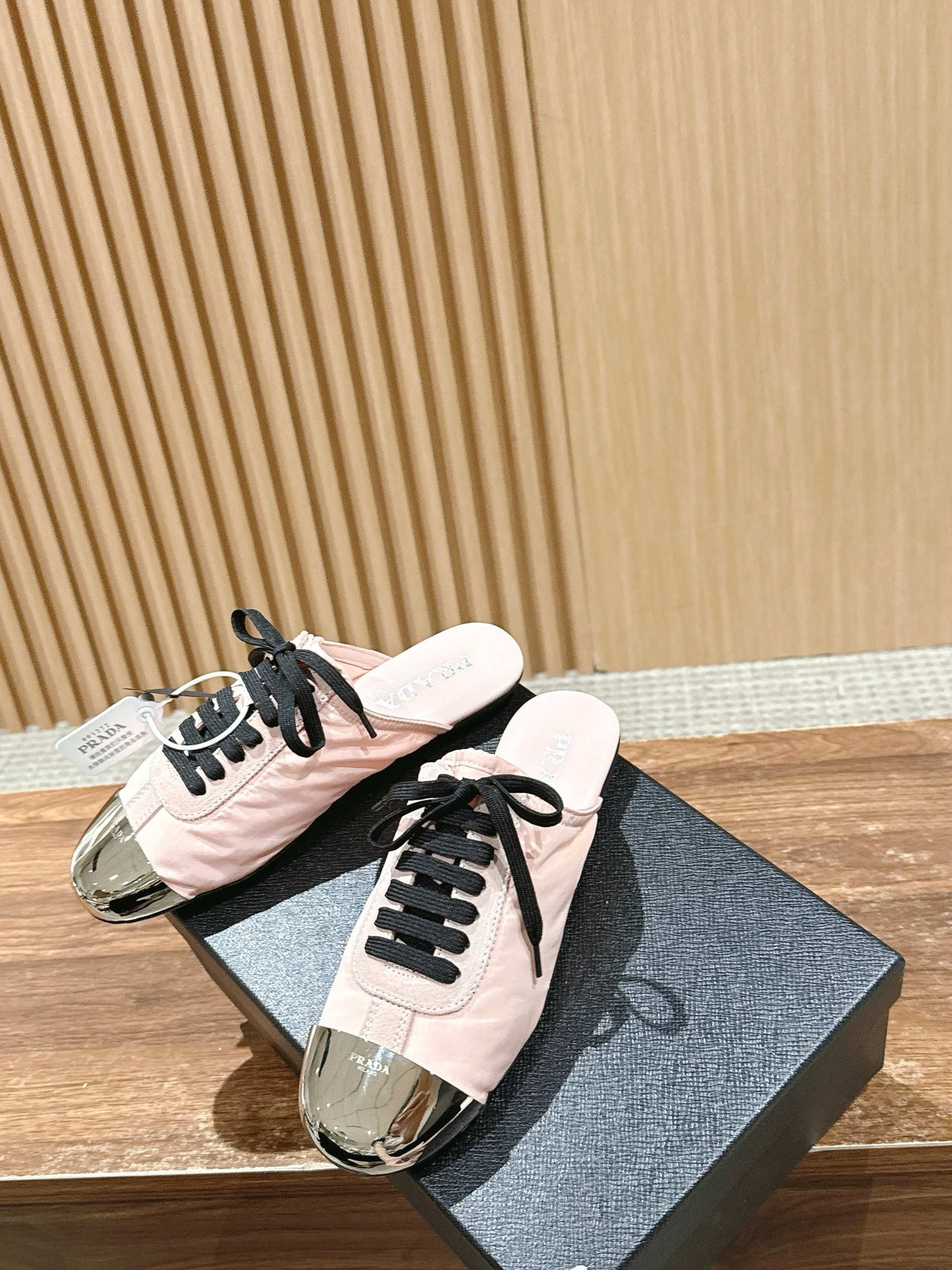 Niedrige Sneaker mit rosafarbenem Leder und Metallkappe – Damen