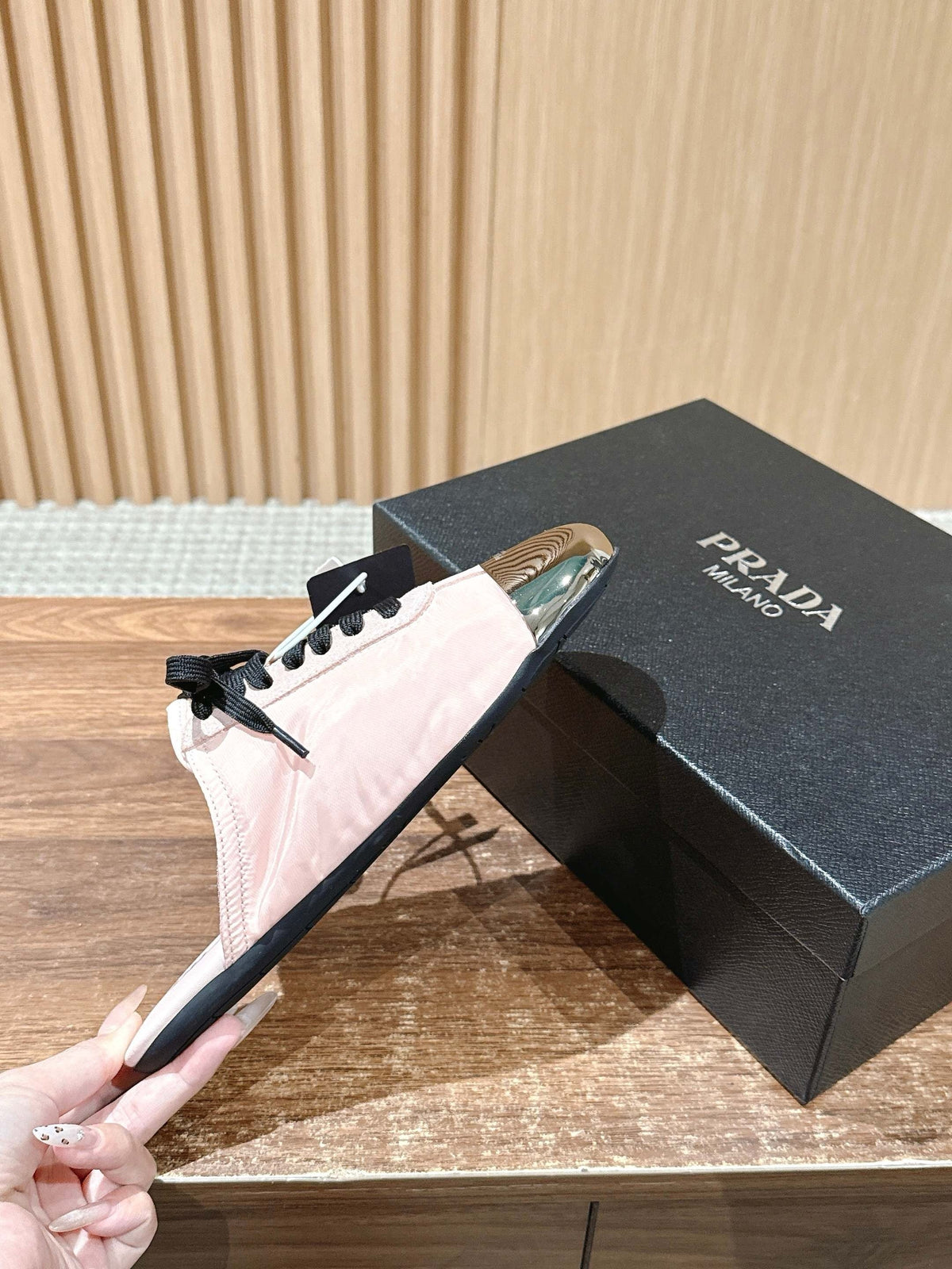 Niedrige Sneaker mit rosafarbenem Leder und Metallkappe – Damen