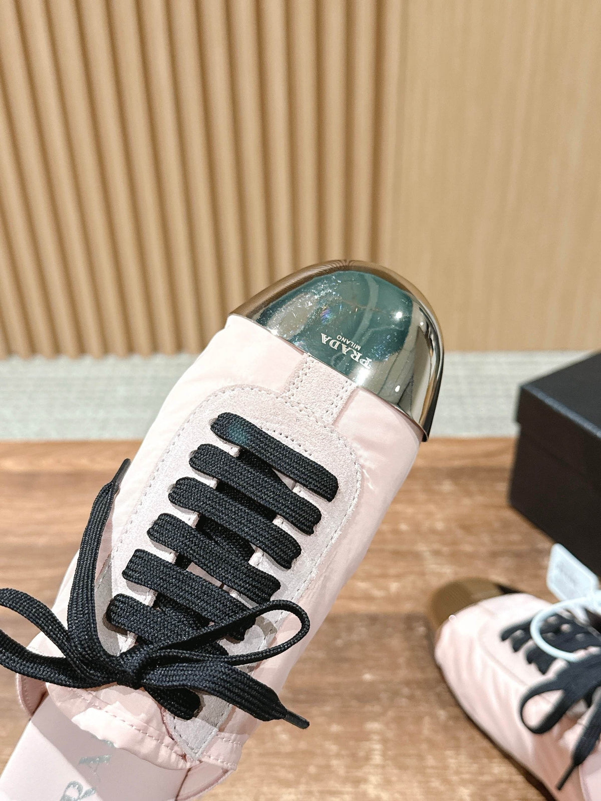 Niedrige Sneaker mit rosafarbenem Leder und Metallkappe – Damen