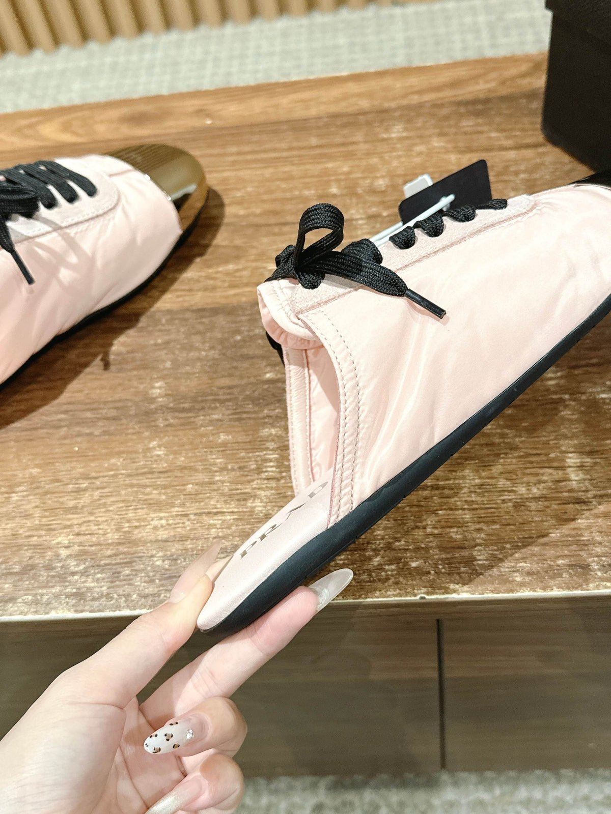 Niedrige Sneaker mit rosafarbenem Leder und Metallkappe – Damen