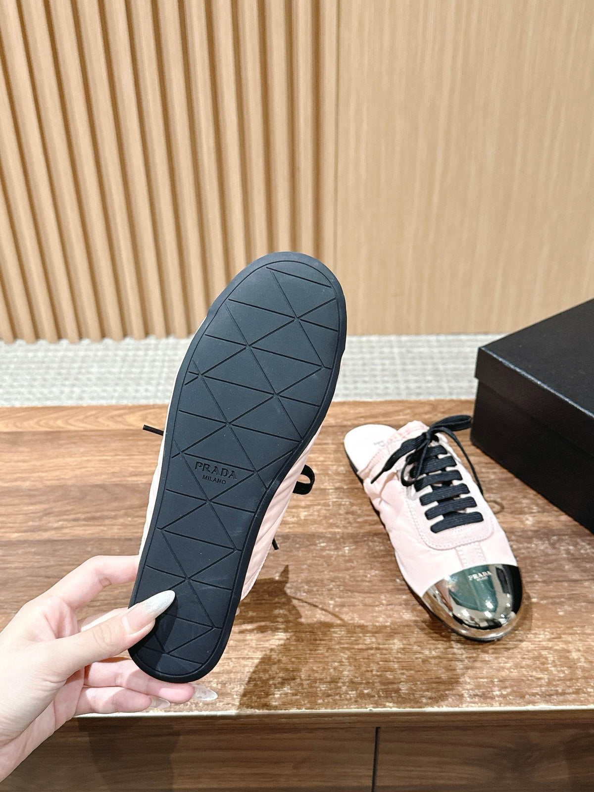 Niedrige Sneaker mit rosafarbenem Leder und Metallkappe – Damen