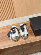 Niedrige Sneaker mit rosafarbenem Leder und Metallkappe – Damen