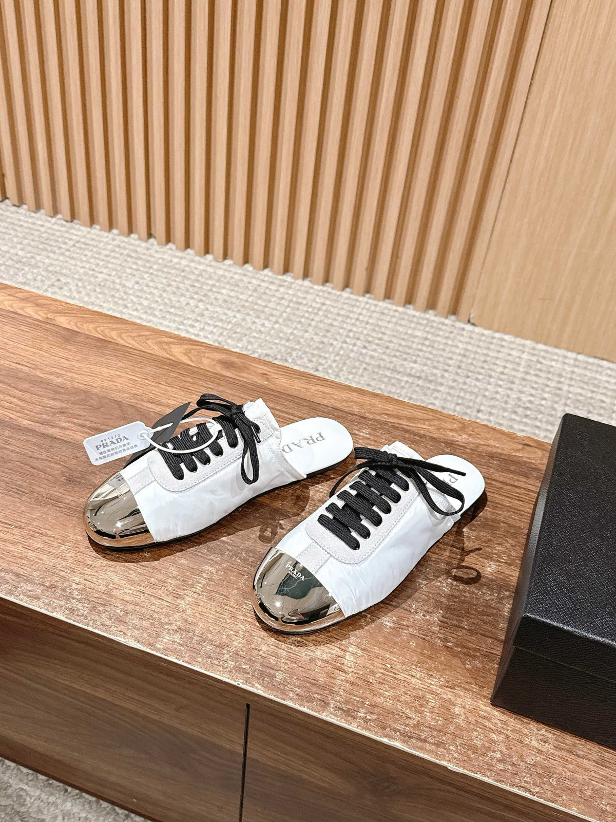 Niedrige Sneaker mit rosafarbenem Leder und Metallkappe – Damen