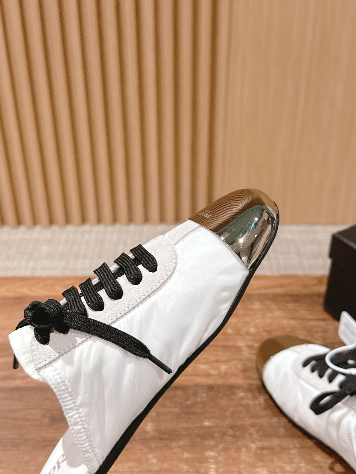 Niedrige Sneaker mit rosafarbenem Leder und Metallkappe – Damen