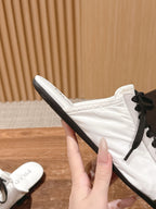Niedrige Sneaker mit rosafarbenem Leder und Metallkappe – Damen