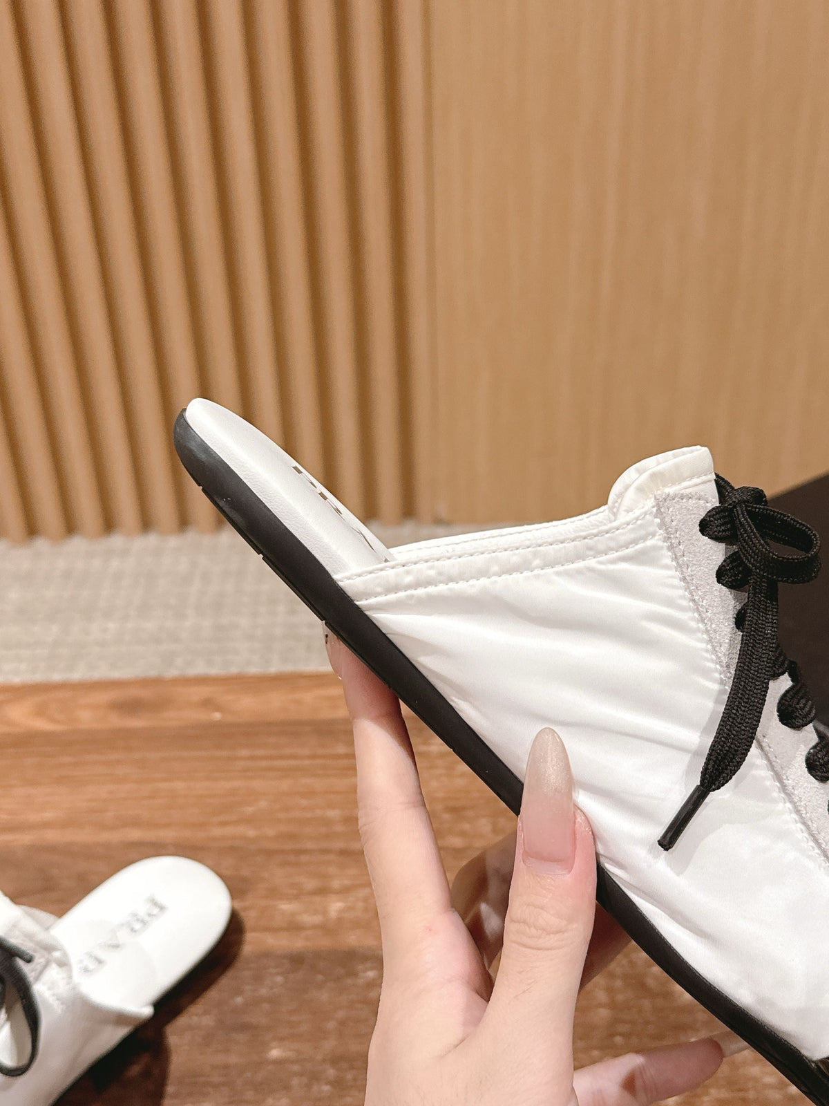 Niedrige Sneaker mit rosafarbenem Leder und Metallkappe – Damen