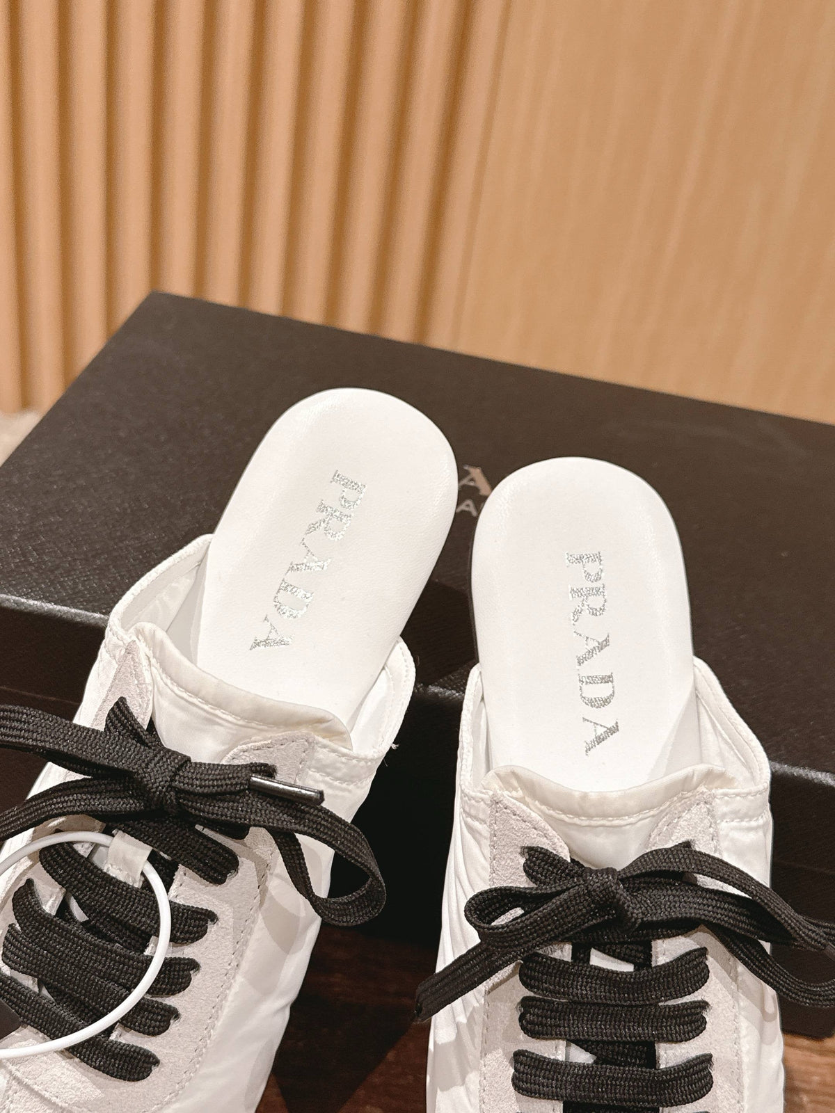 Niedrige Sneaker mit rosafarbenem Leder und Metallkappe – Damen