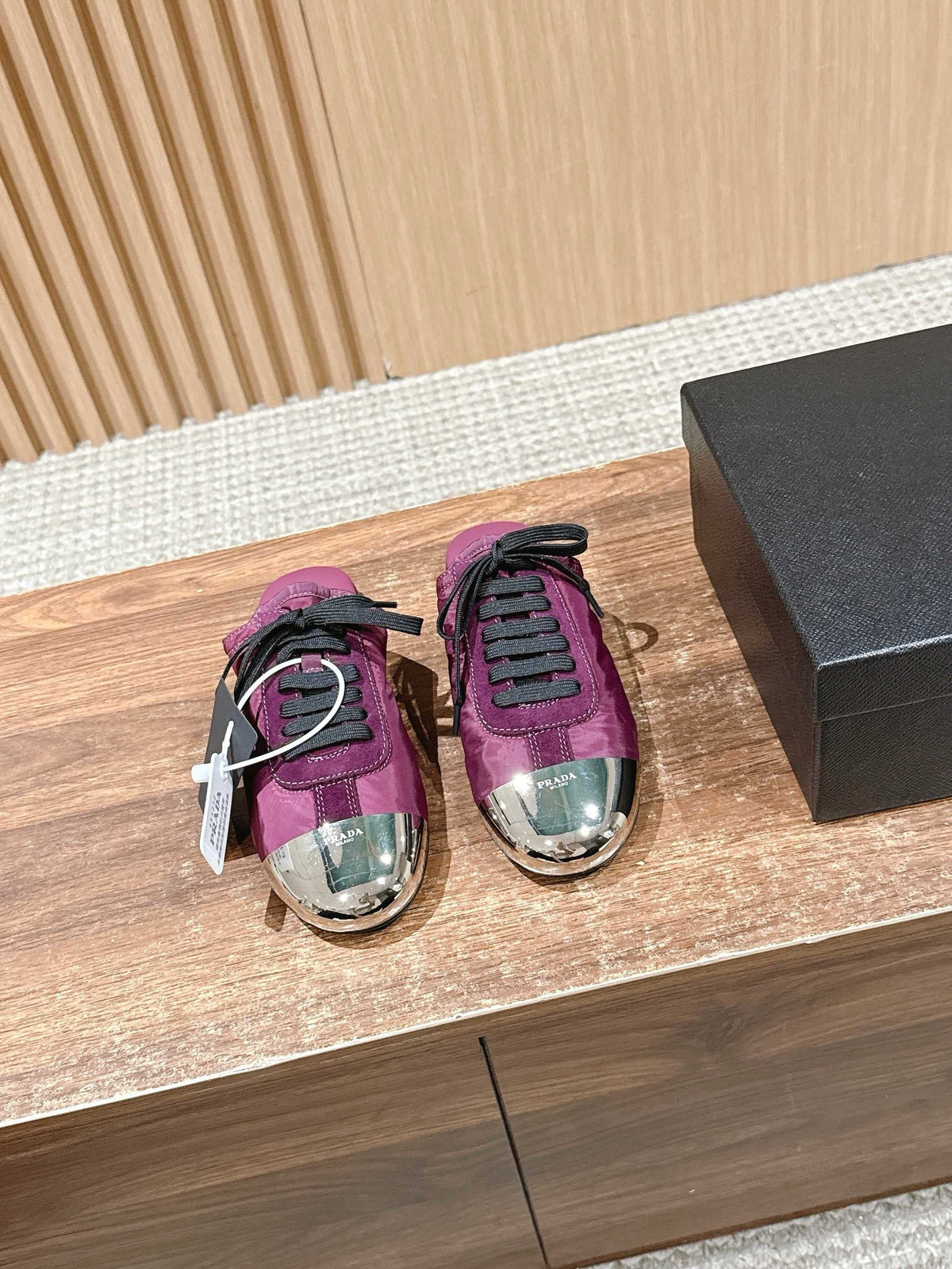 Niedrige Sneaker mit rosafarbenem Leder und Metallkappe – Damen