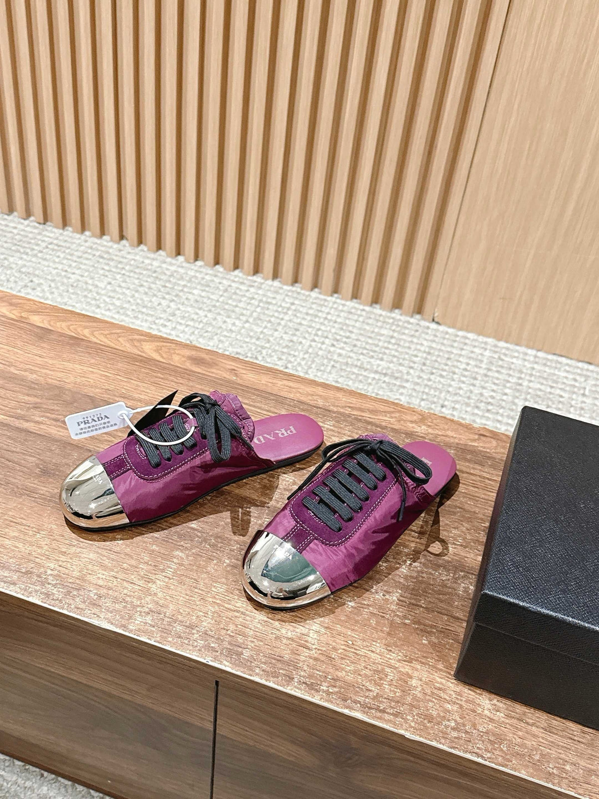 Niedrige Sneaker mit rosafarbenem Leder und Metallkappe – Damen