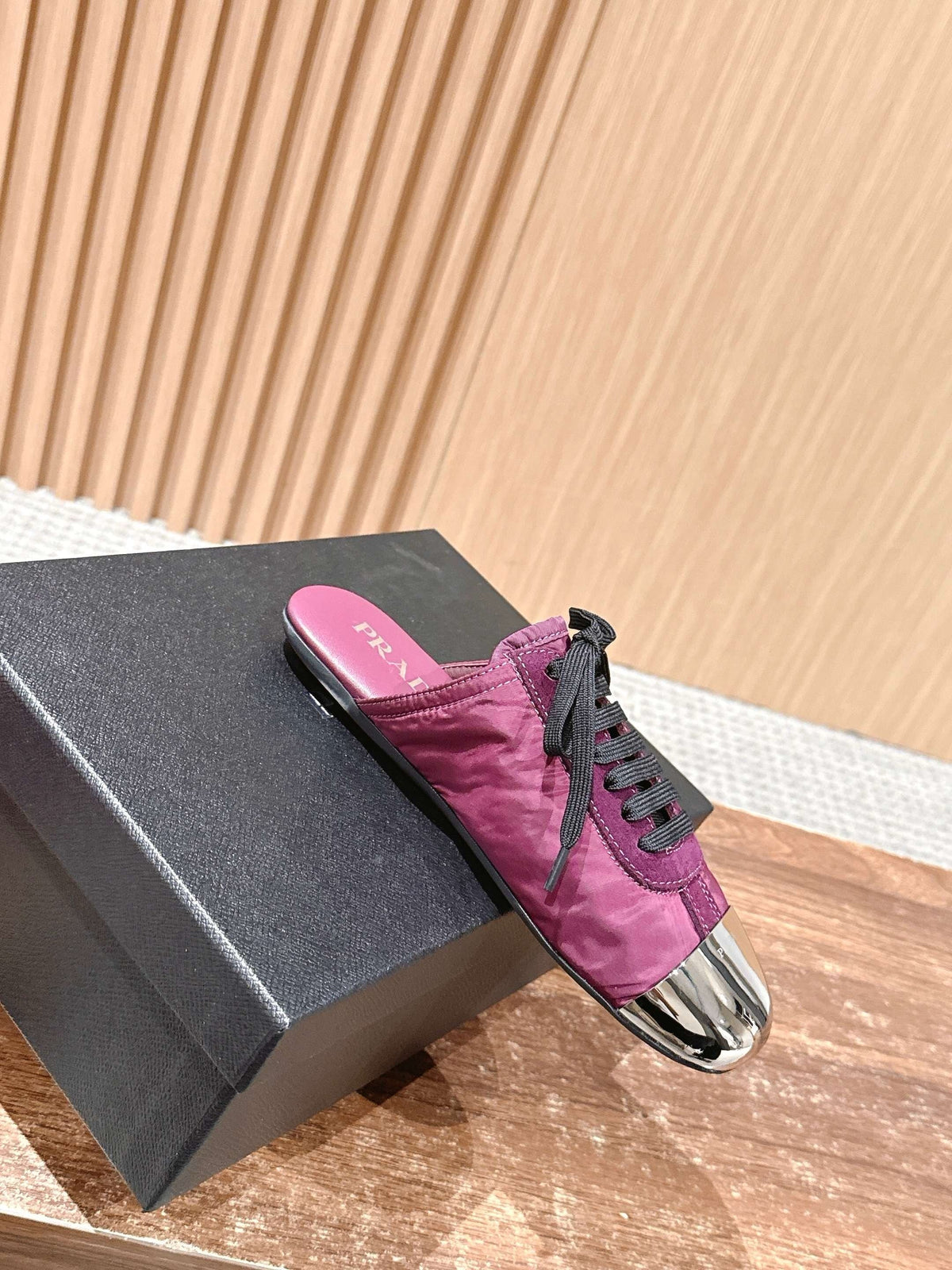 Niedrige Sneaker mit rosafarbenem Leder und Metallkappe – Damen
