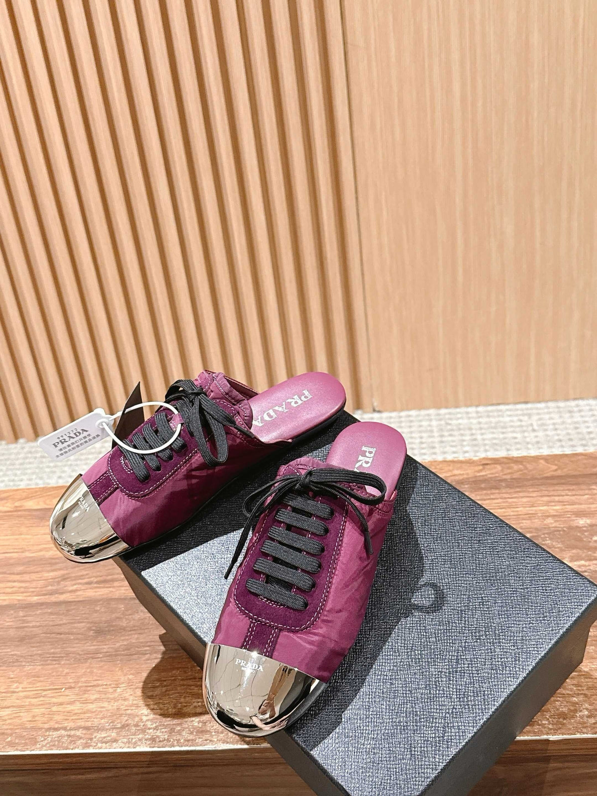 Niedrige Sneaker mit rosafarbenem Leder und Metallkappe – Damen