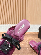 Niedrige Sneaker mit rosafarbenem Leder und Metallkappe – Damen