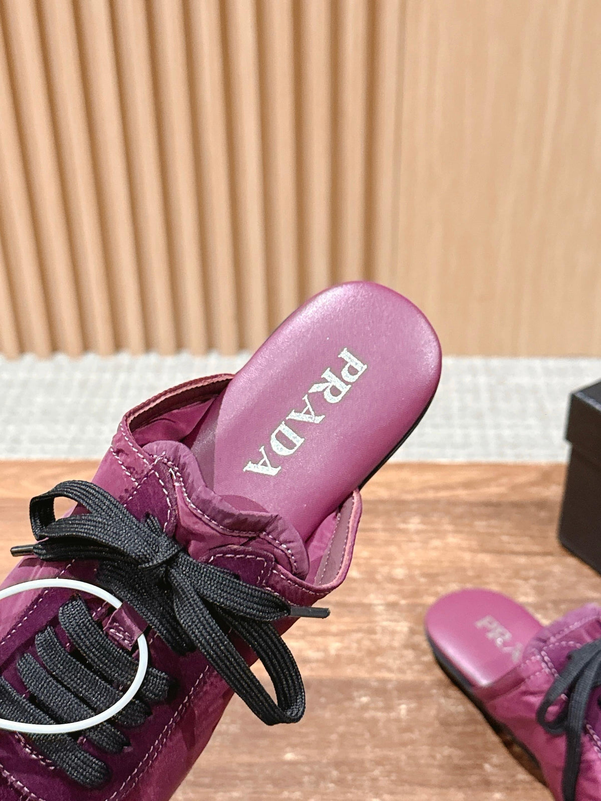 Niedrige Sneaker mit rosafarbenem Leder und Metallkappe – Damen