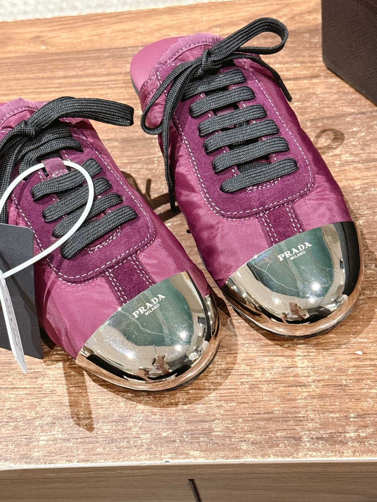 Niedrige Sneaker mit rosafarbenem Leder und Metallkappe – Damen