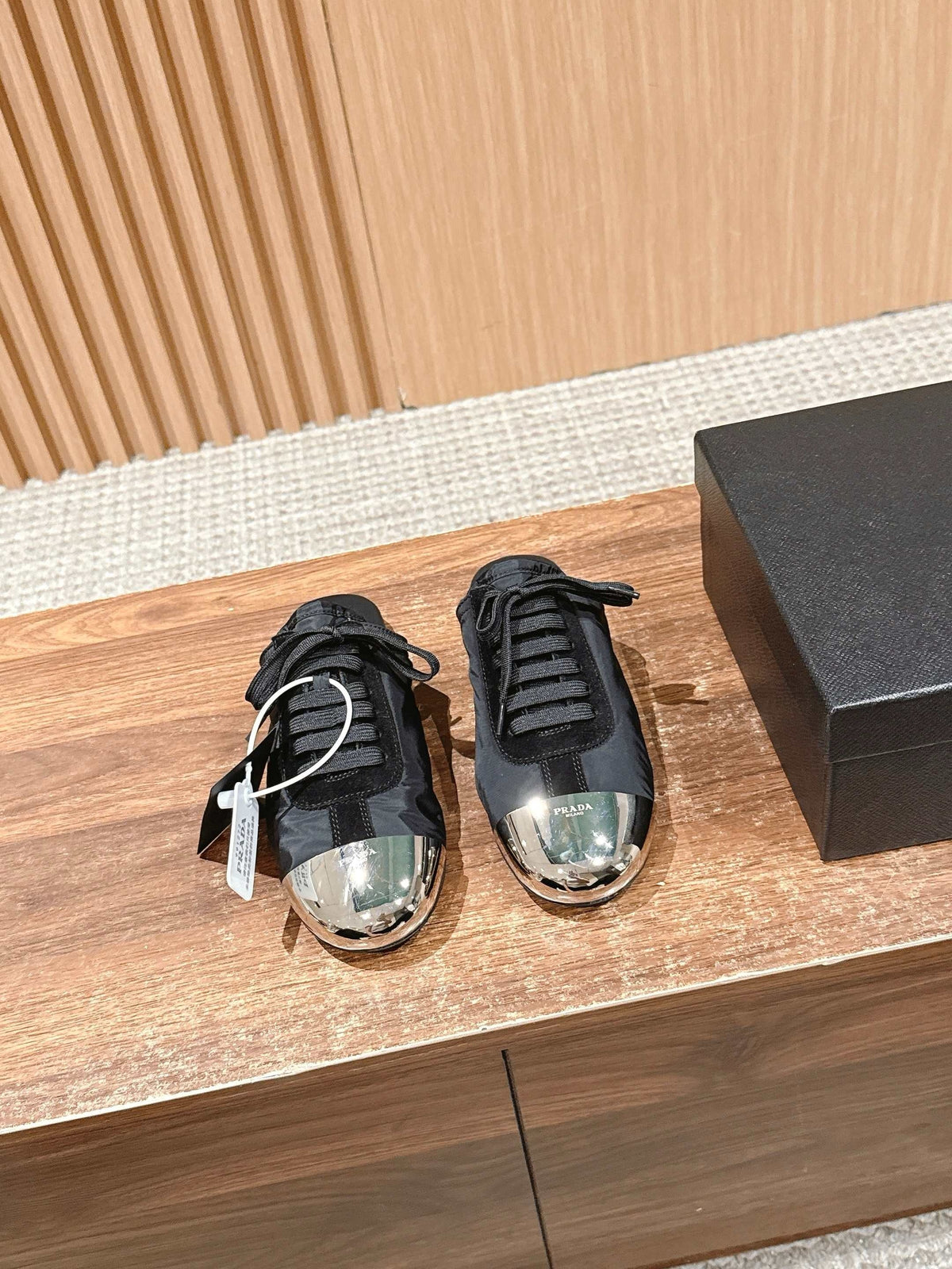Niedrige Sneaker mit rosafarbenem Leder und Metallkappe – Damen