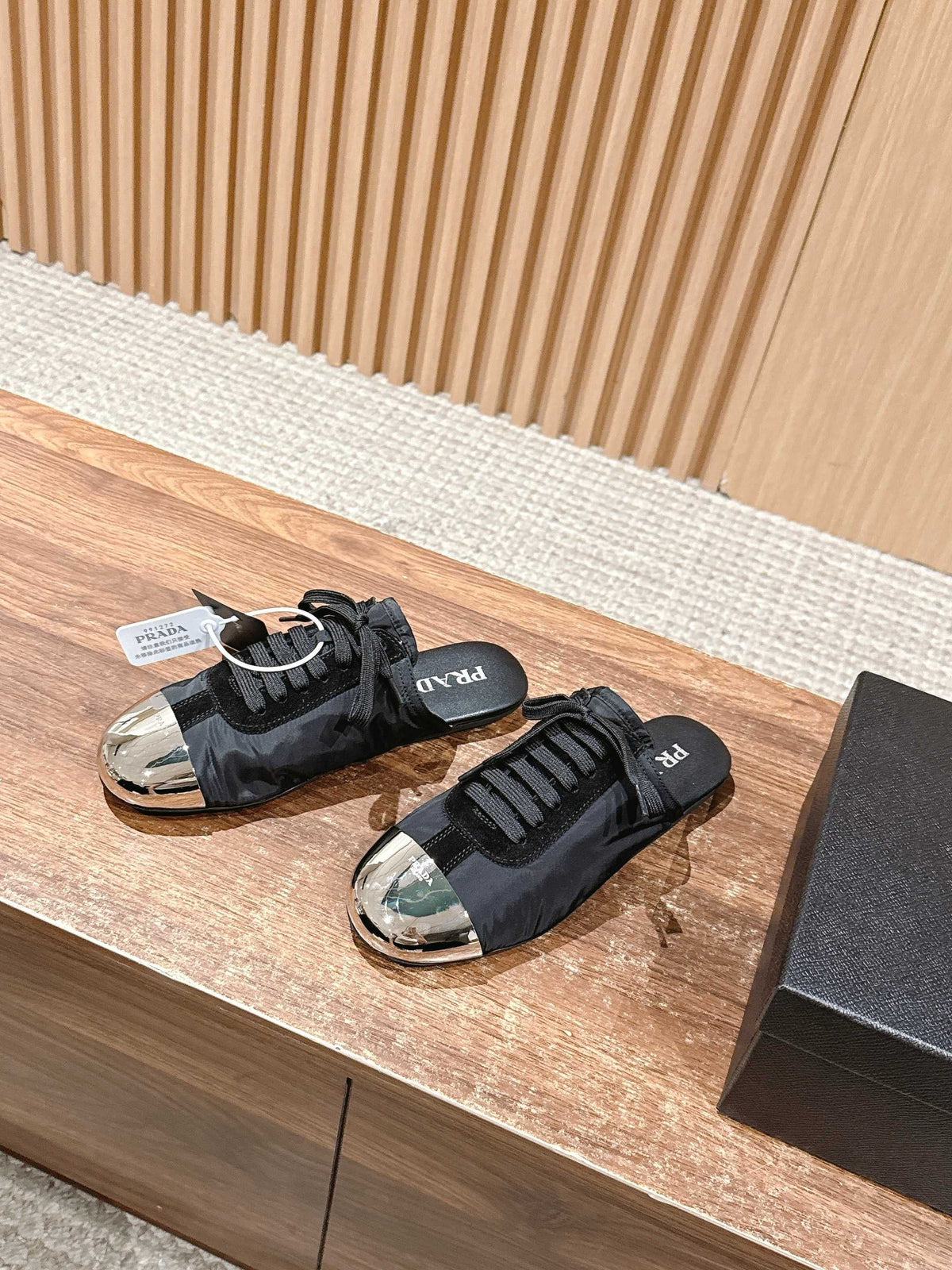 Niedrige Sneaker mit rosafarbenem Leder und Metallkappe – Damen